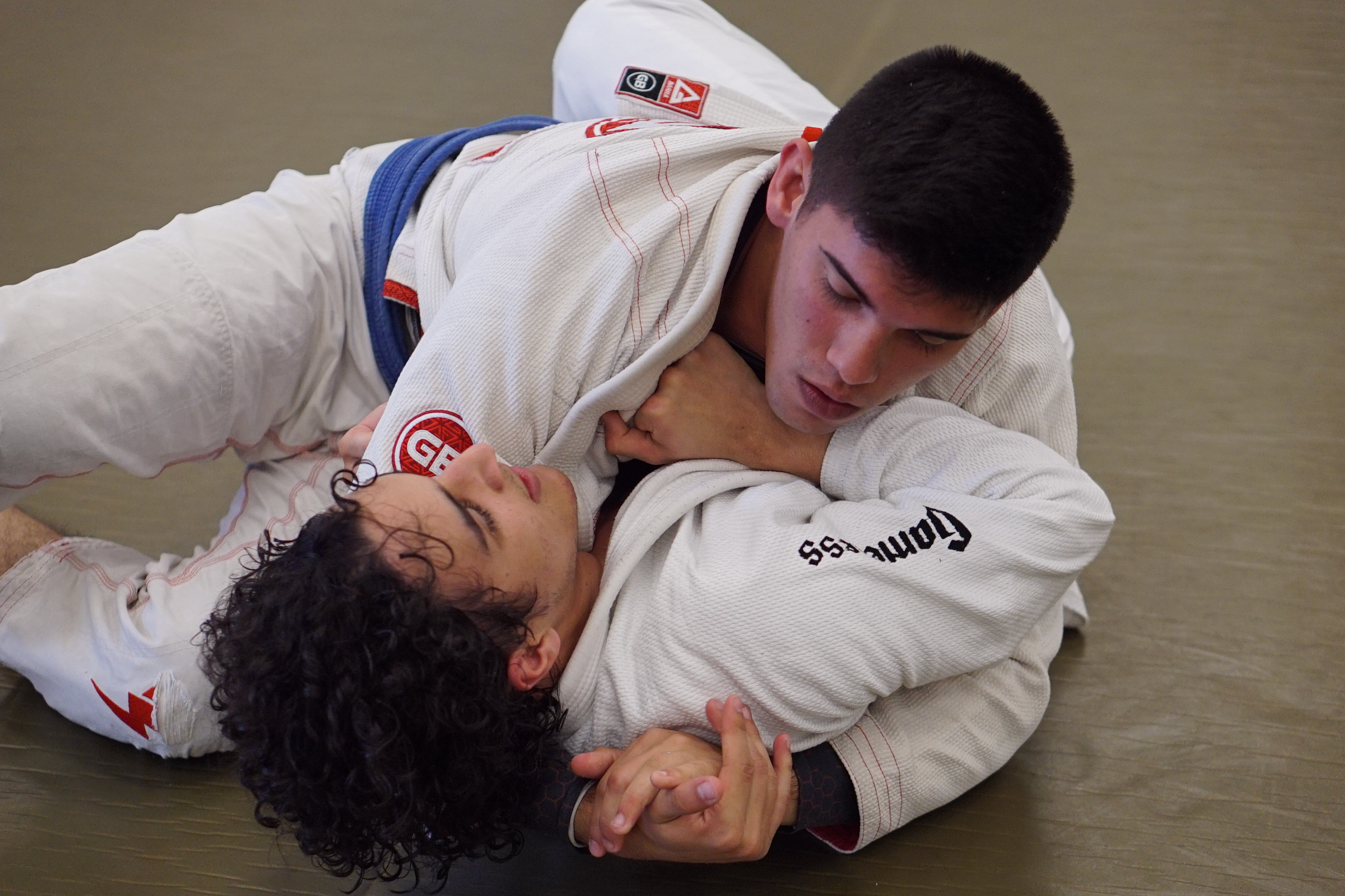 Dva BJJ praktičara se hvataju na podu