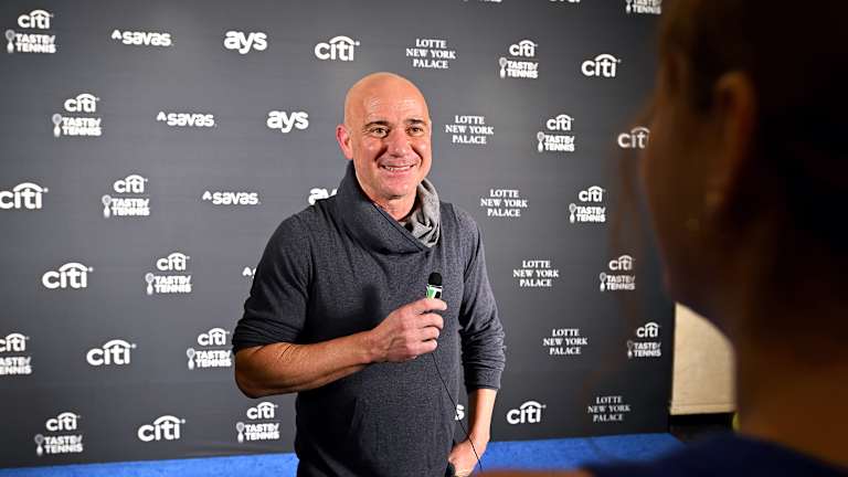 Andre Agassi, mini mikrofon i reporter Baseline ulaze u Citi Taste of Tennis...