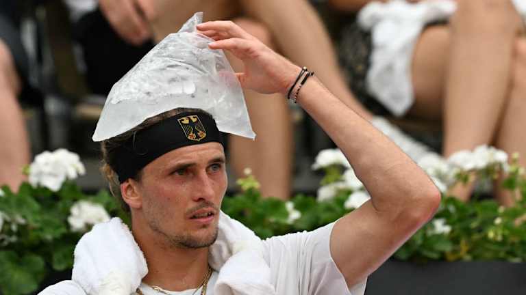 Zverev se hladi tokom promene u sparnim uslovima.