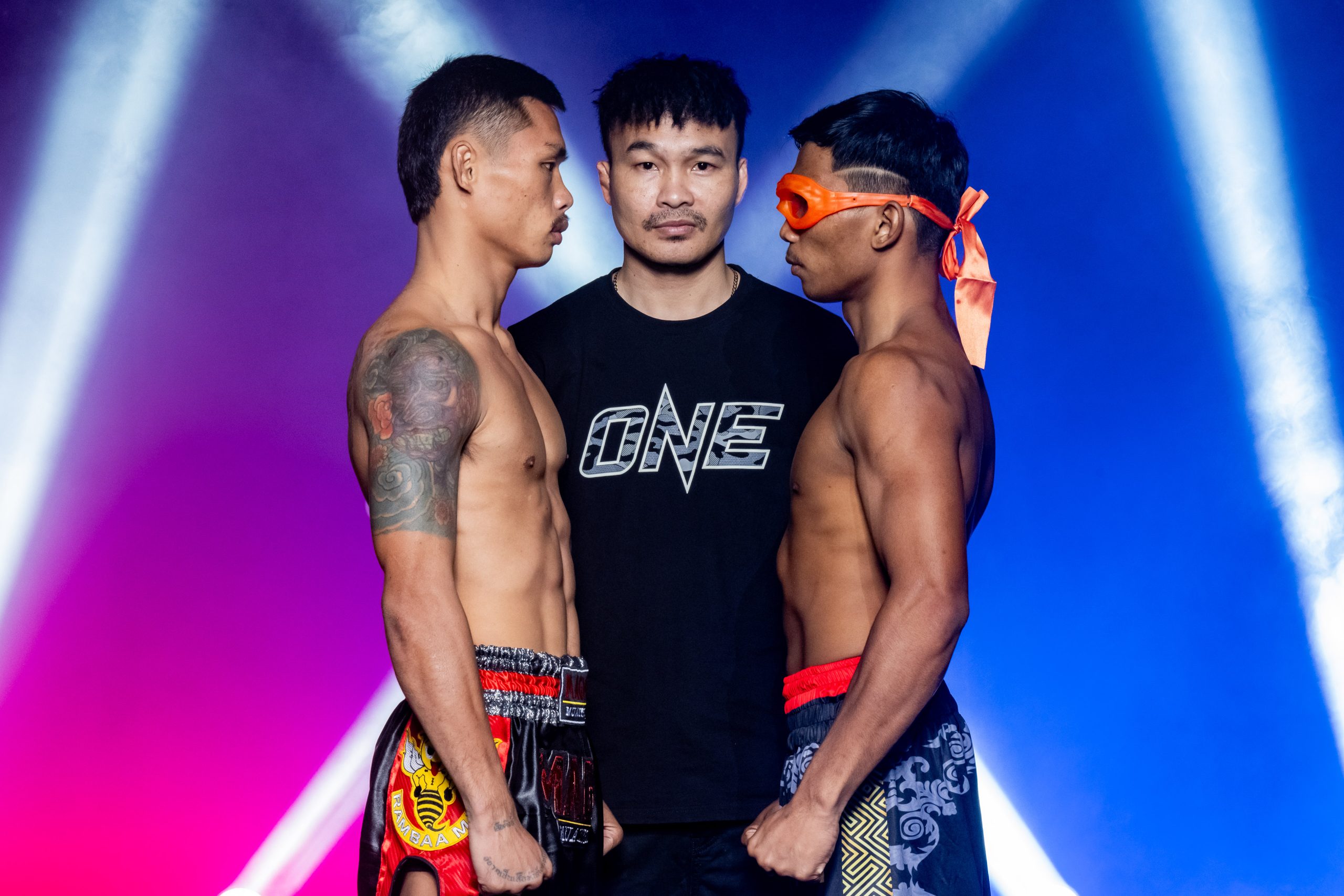 Muay Thai fighters Puengluang Baanramba and Samingdam Looksuanmuaythai