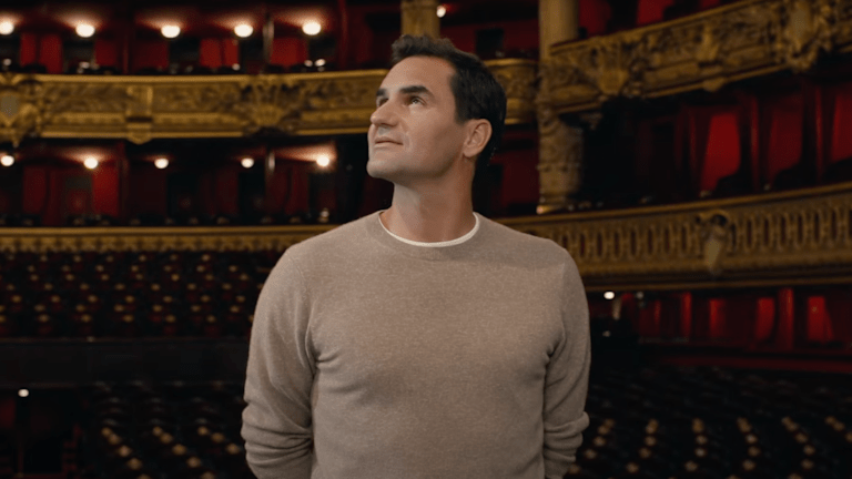 Rodžer Federer posećuje Palais Garnier u prvoj epizodi serije.