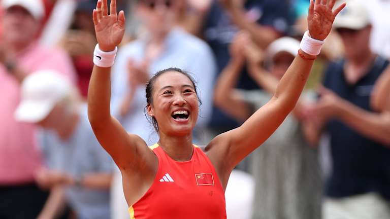Igrajući na svojim prvim Olimpijskim igrama, Zheng nosi kući zlatnu medalju i produžava svoj pobednički niz na 11 zaredom.