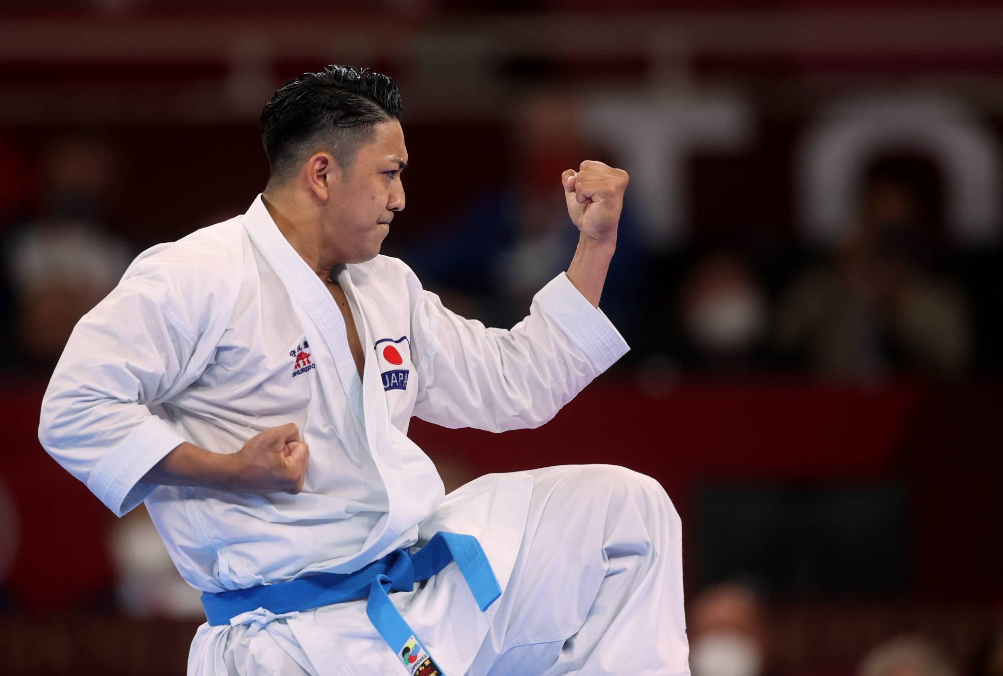Karateka pokazuje intenzivan fokus dok blokira