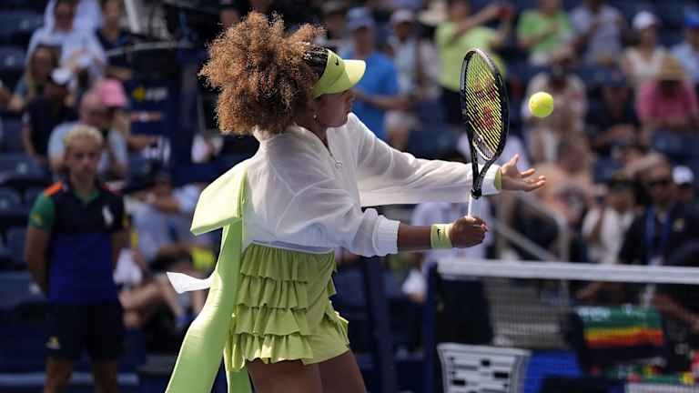 Nike je regrutovao modnog dizajnera Jun Ahna da stvori odeću za Naomi Osaka da nosi dok se takmiči na Otvoreno prvenstvo i maloprodajnu tenisku kolekciju u bojama koje su značile "da dočaraju buntovnu, anarhističku tinejdžersku estetiku".