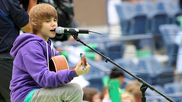 Za razliku od Tejlor Svift, Justin Bieber je nastupio na Arthur Ashe Kids Day (2009).