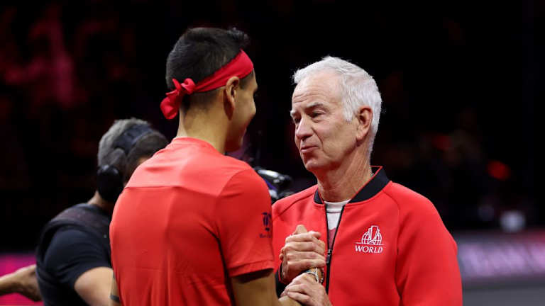 Alejandro Tabilo sa John McEnroe nakon njegove prve pobede na Lejver kupu.