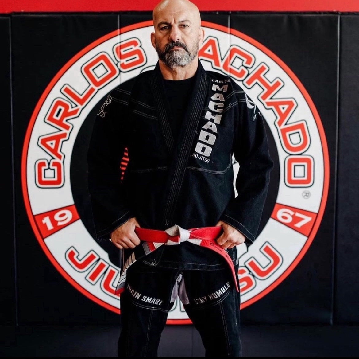 Carlos Machado stoji ispred znaka svoje škole