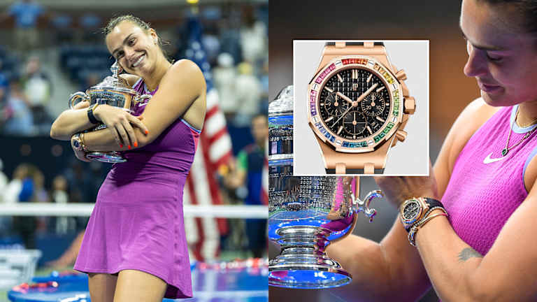 Arina Sabalenka pokazuje svoj novi trofej Otvoreno prvenstvo i Audemars Piguet Roial Oak Offshore hronograf duginih boja.