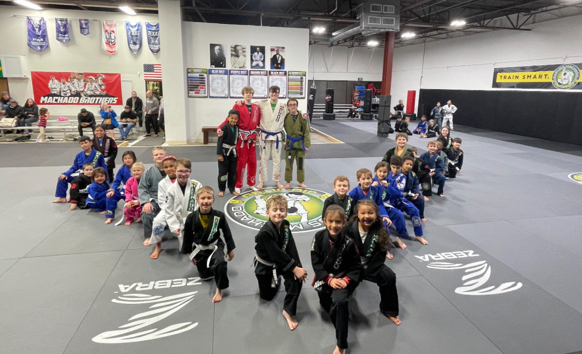 Mladi BJJ sportisti se postrojavaju