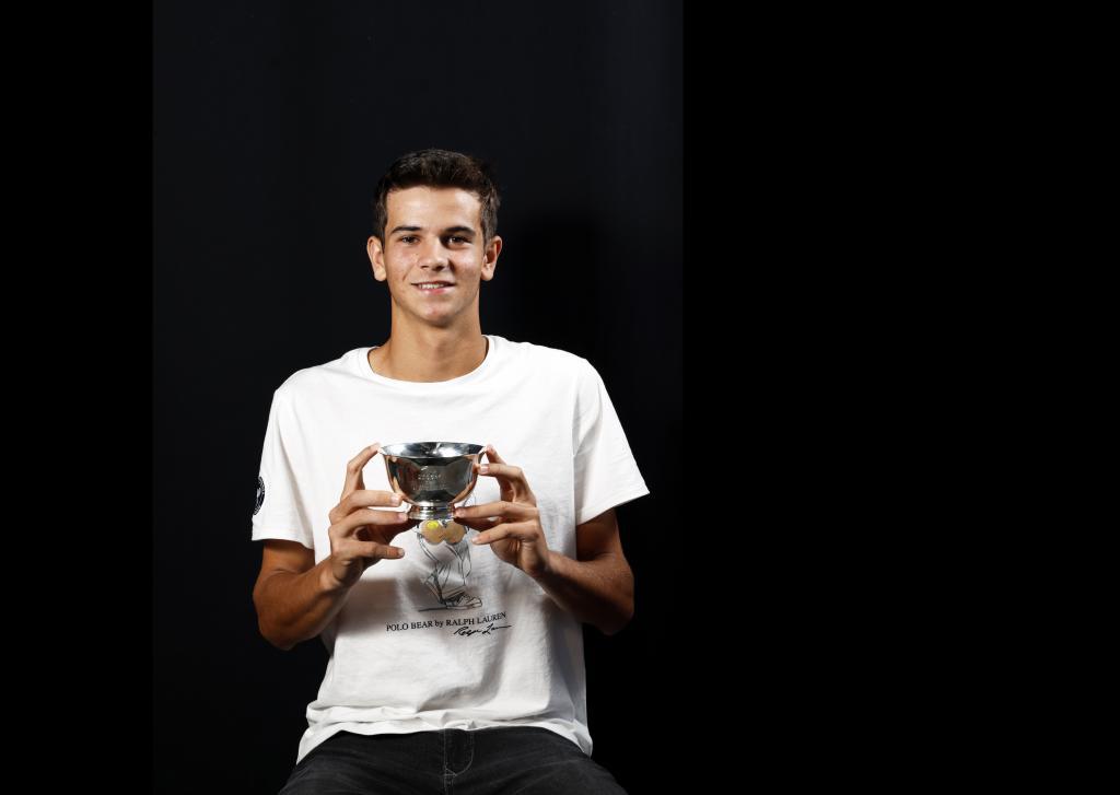 Rafa Jodar pored Otvoreno prvenstvo juniorskog trofeja.
