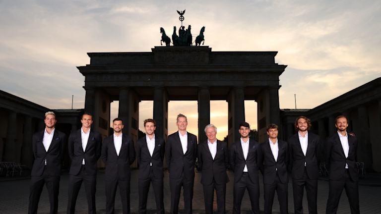 Karlos Alkaraz se postrojava sa Timom Evrope na berlinskoj Brandenburškoj kapiji.