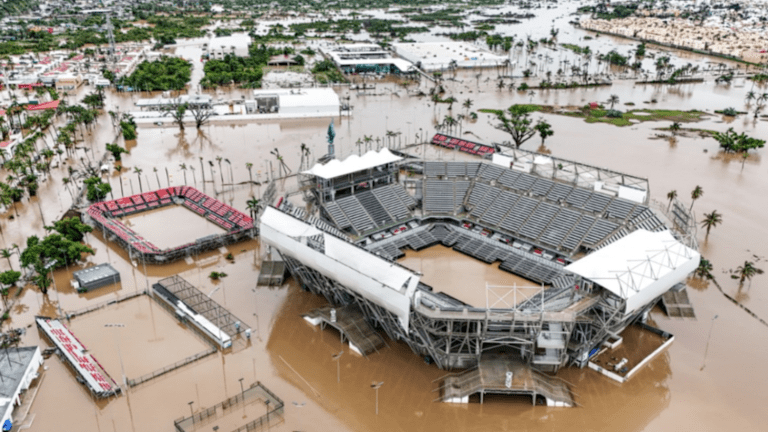 Estadio, tribina i sud 1, zajedno sa gradom Acapulco, poplavljen uraganom John.