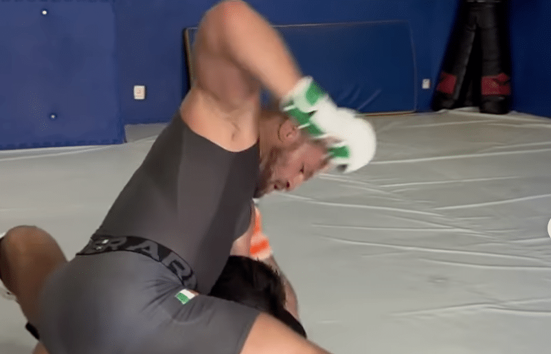 Navijači reaguju na McGregor je prvi sparing sesiju od njegovog slomljenog nožnog prsta