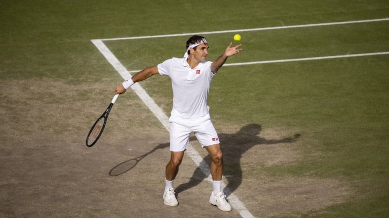 Klasičan i savremen, bezvremenski i inovativan, kreativan i disciplinovan, Federer može da izađe na teren protiv bilo koga i da bude siguran da će ostaviti gledaoce bez daha dok upijaju njegove svilenkasto glatke pokrete i širok spektar udaraca.