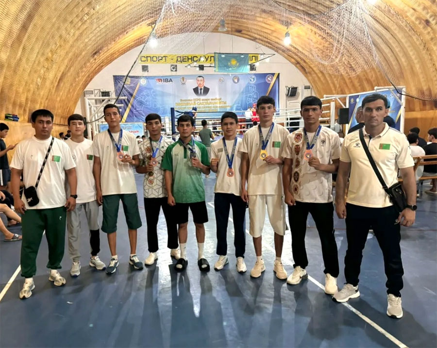 Turkmenistanac Jeihun Dovranov osvojio je trofej za najtehničkog boksera na Omladinskom turniru u Saktaganovu