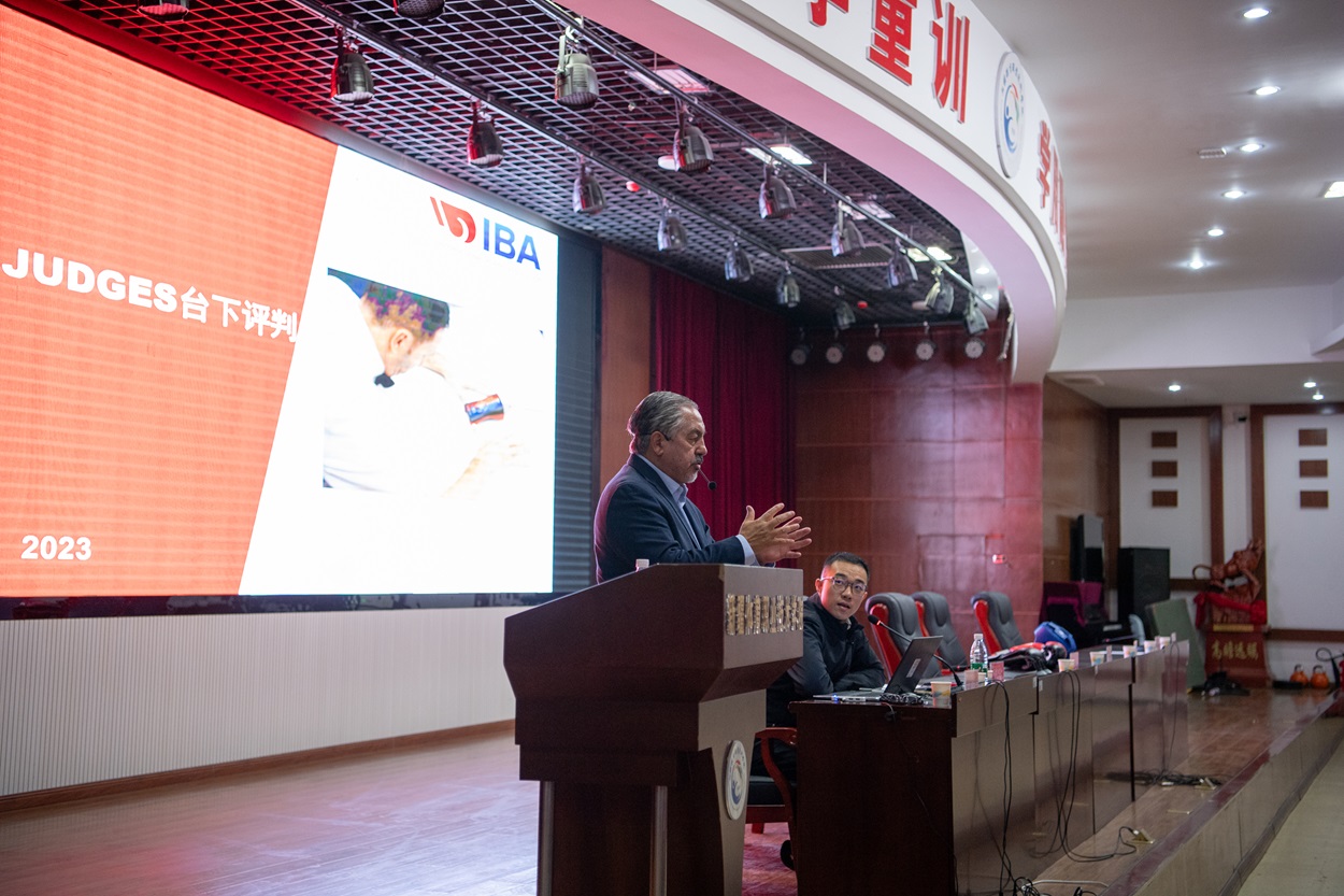 Gospodin Rej Silvas je nastavio R&J seminar sa uzbudljivim temama u Urumkiju