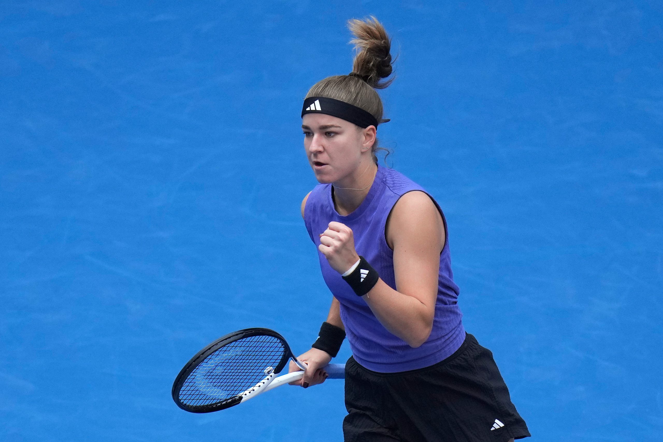 Karolina Muchova servira svoj put pored Zheng Kinven za Peking finalni okršaj sa Coco Gauff