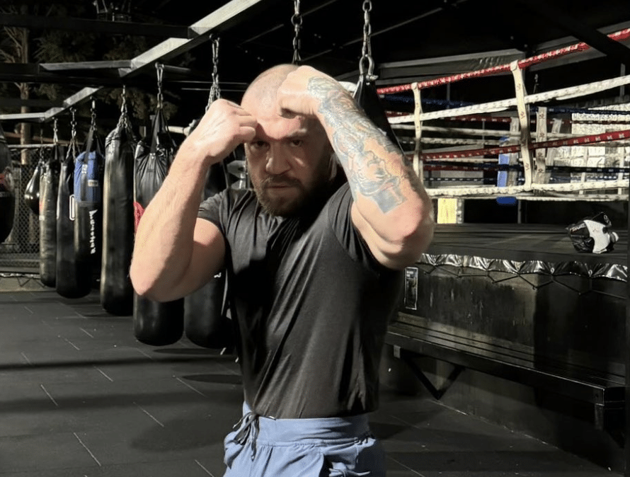 McGregor u teretani kao Dana Vhite Backs Hooker Fight