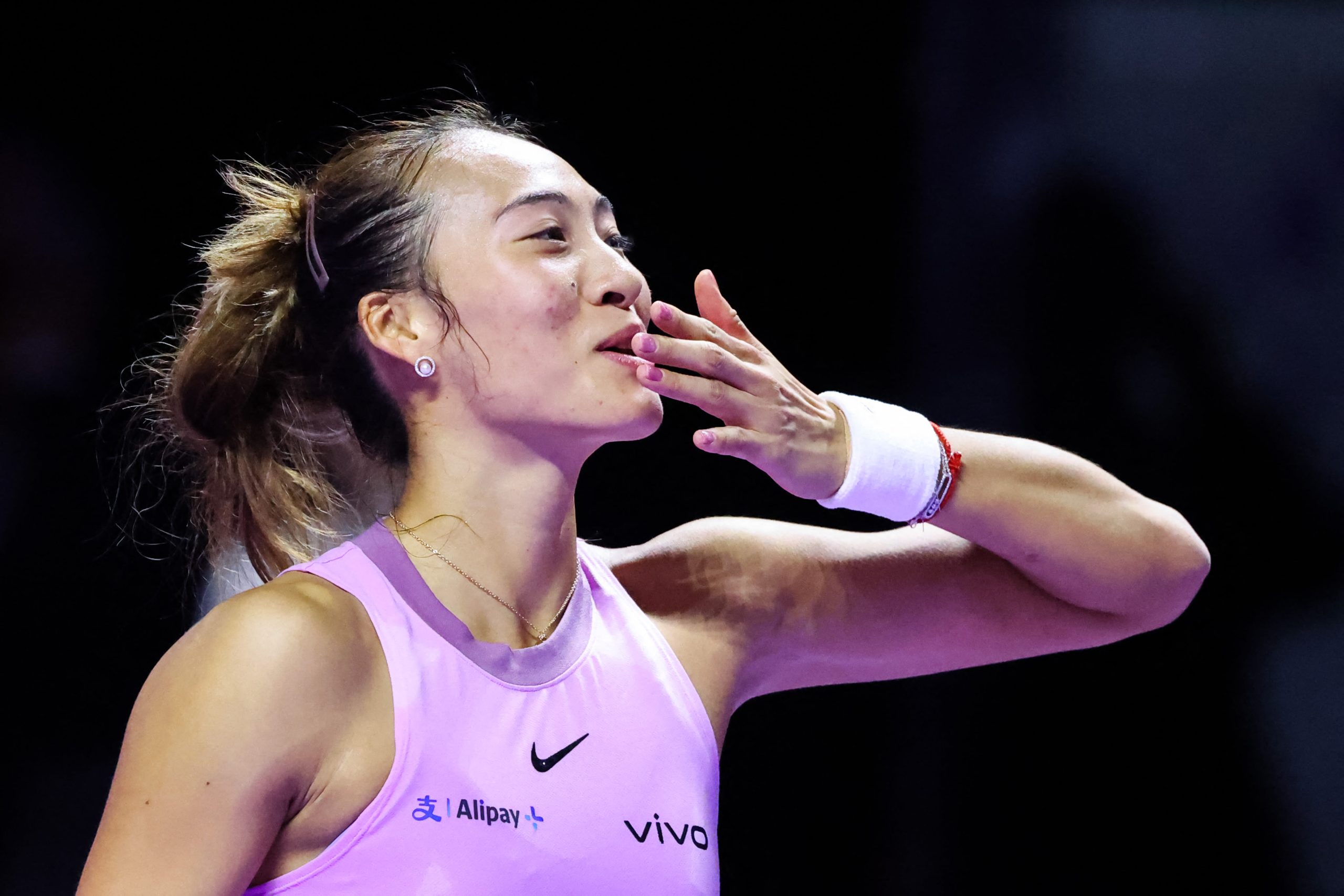 Zheng Kinven proizvodi zvezdani prikaz protiv Jasmine Paolini da stigne do poslednja četiri VTA finala