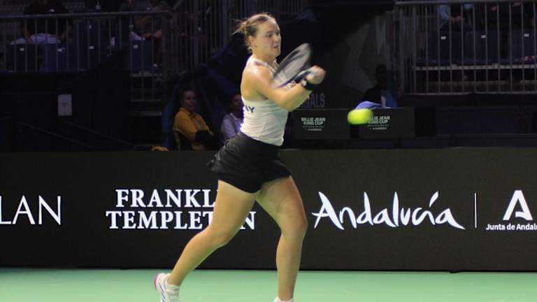 Pover Plai: Jule Niemeier je poznata po svom napadačkom stilu igre. Međutim, Ema Raducanu je mnogo manje grešaka da obezbedi pobedu u meču 1 na Billie Jean King Cup Finals.