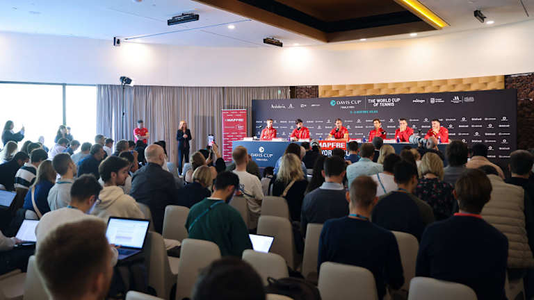 Španska konferencija za štampu Dejvis kup morala je da bude premeštena na veće mesto kako bi se prilagodila brojnim medijskim zahtevima.
