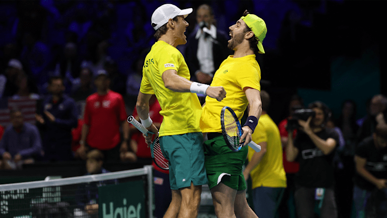 Australija skinuo povratak iz 0-1 dole u četvrtak, klinčing kravatu u odlučujućem dublu gume.