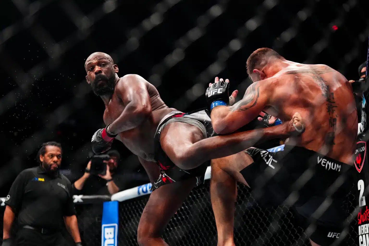 Džon Džons devastira Stipe Miočića sa Spinning Back Kick nokautom da zadrži titulu na UFC 309