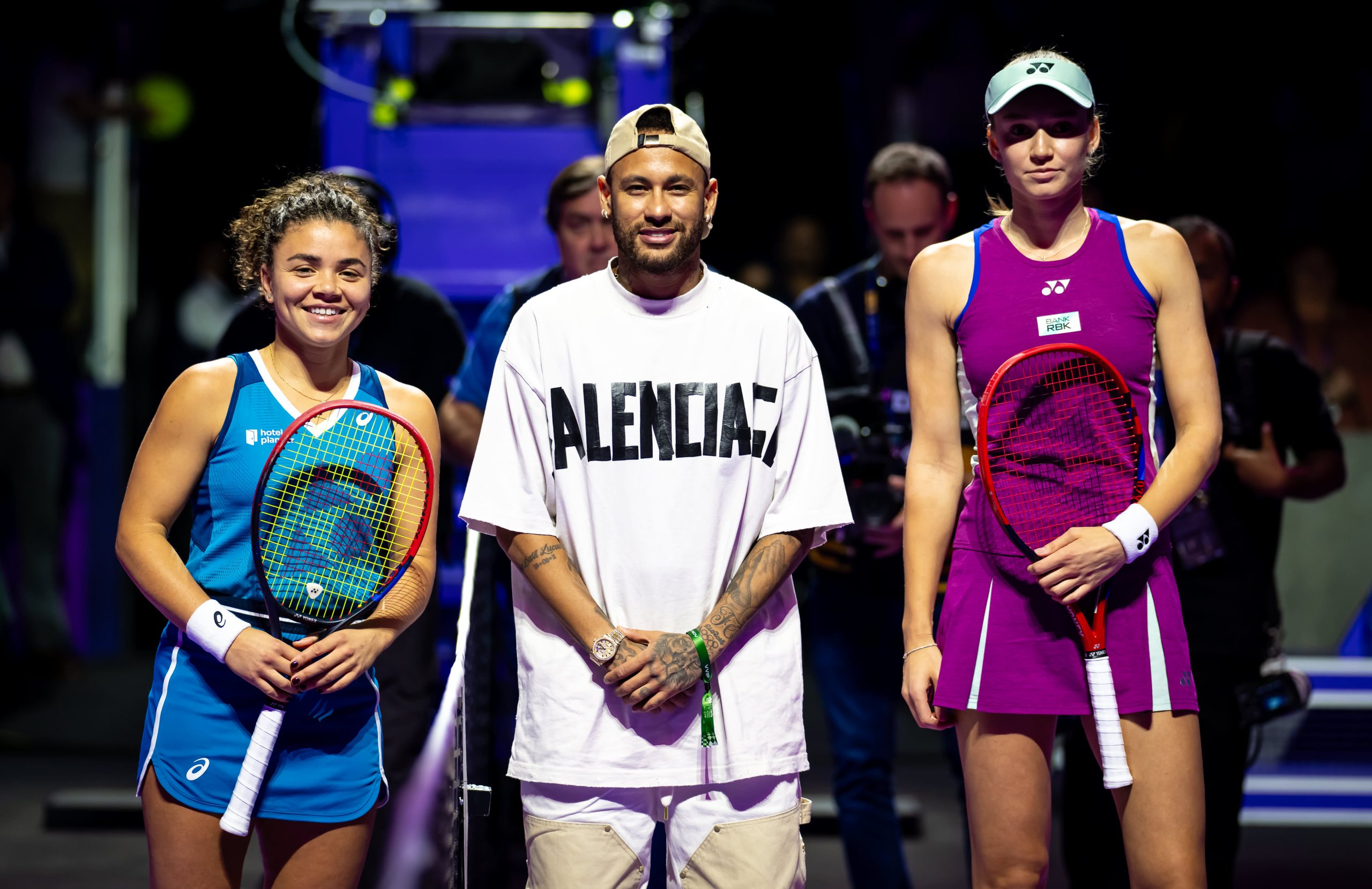 Fudbalska zvezda Nejmar iznenađuje Jasmine Paolini i Elena Ribakina za VTA finale bacanje novčića