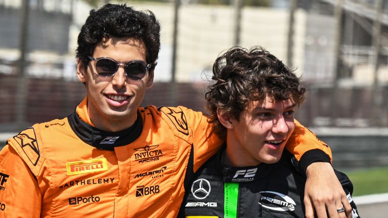 BAHRAIN INTERNATIONAL CIRCUIT, BAHREIN - FEBRUAR 28: Gabriel Bortoleto (BRA, Invicta Racing) i Andrea Kimi Antonelli (ITA, Prema Racing) na Bahrain International Circuit u sredu 28. februara 2024. u Sakhiru, Bahrein. (Foto: Simon Gallovai / LAT Images)