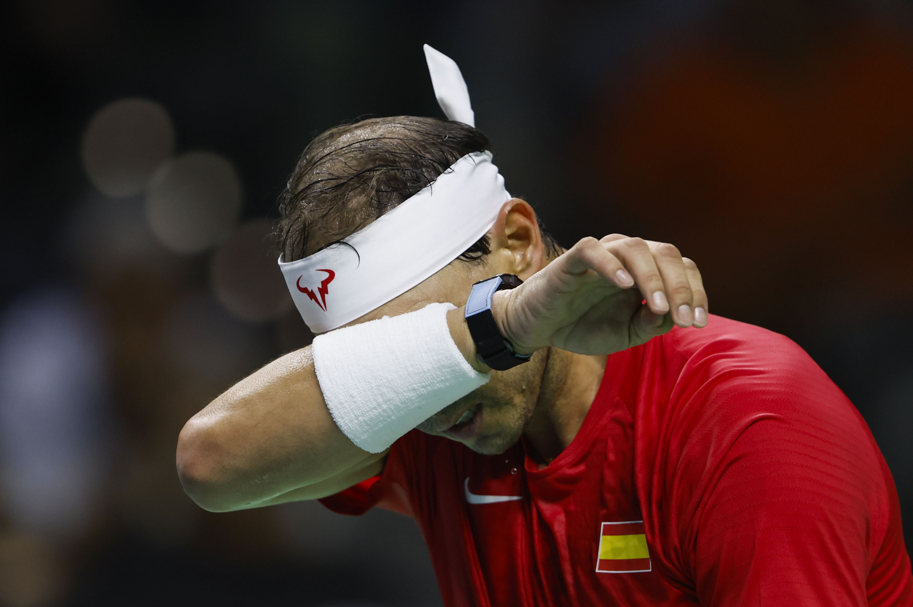 MALAGA, 19/11/2024.- Španski teniser Rafa Nadal protiv Holanđanina Botića Van de Zandšulpa tokom prvog meča četvrtfinala između timova Španije i Holandije, ovog utorka u Palacio de los Deportes Jose Maria Martin Carpena u Malagi (Andaluzija). EFE / Horhe Zapata