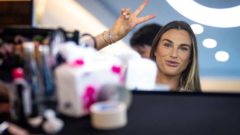 Svetski broj 1 Arina Sabalenka nosila je broj sa ramena australijskog dizajnera Christophera Esbera.
