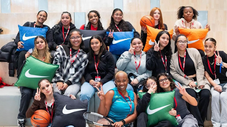 Black Girls Tennis Club okuplja žene i devojke na terenu i van njega.