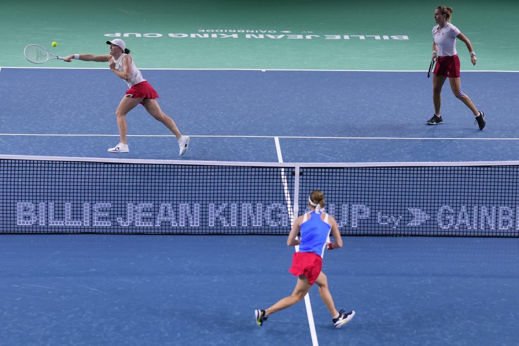 Kava i Iga Sviatek između Bouzkova i Siniakova.