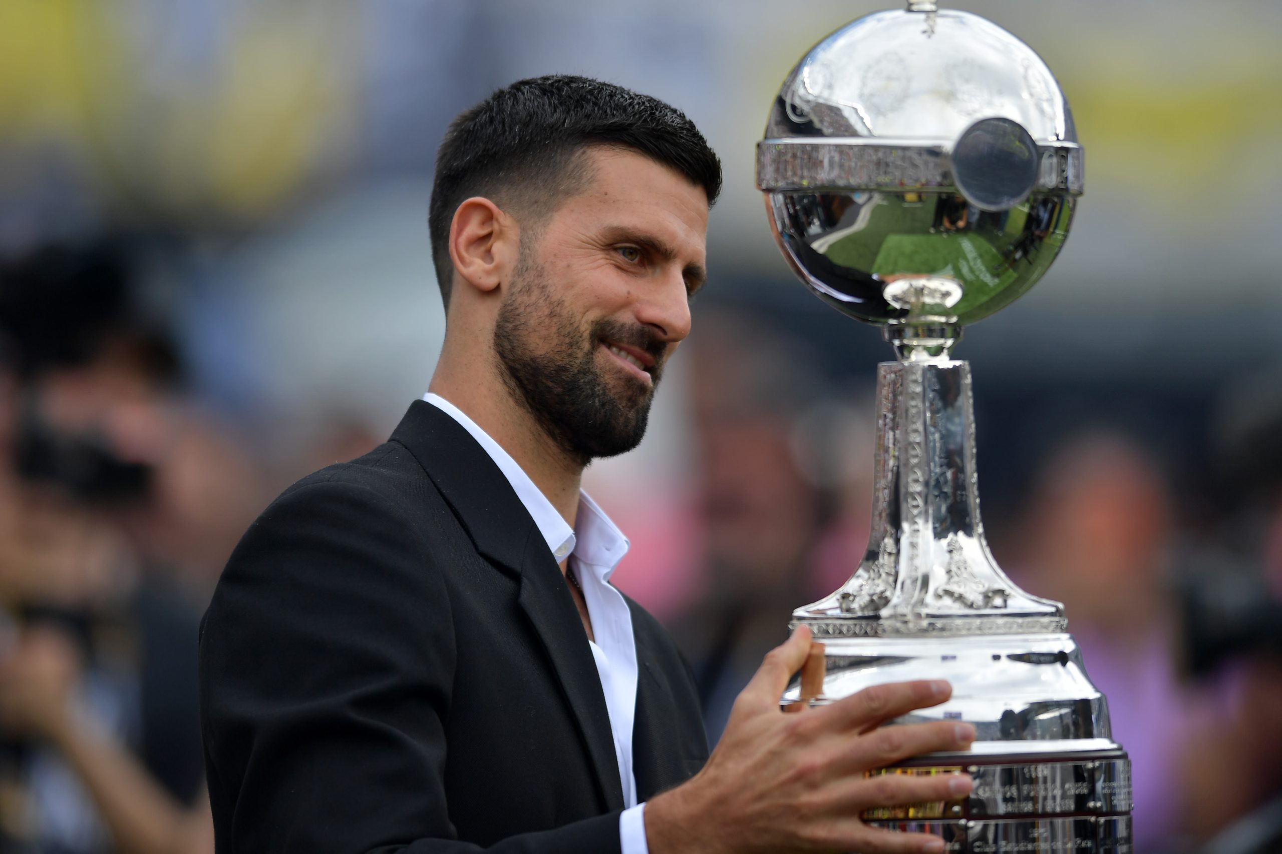 Novak Đoković izlazi sa trofejem uoči finala Kopa Libertadores u Buenos Airesu