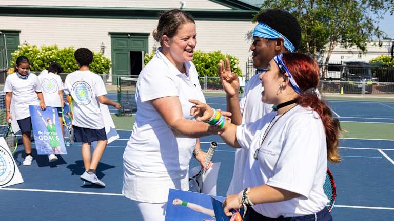 Be Legendari je pilotiran 2024. godine uz učešće Clijsters, Sanchez-Vicario, Andre Agassi, Chris Evert, Leander Paes, Martina Navratilova, Vijai Amritraj, Rick Dranei, Traci Austin, Gigi Fernandez i Stan Smith. Studenti u pilot programu imali su priliku da prouče inspirativne priče svakog od ovih članova Kuće slavnih, a zatim provode vreme sa njima lično, putem sesija pitanja i odgovora, razgovora jedan na jedan i teniskog programiranja.