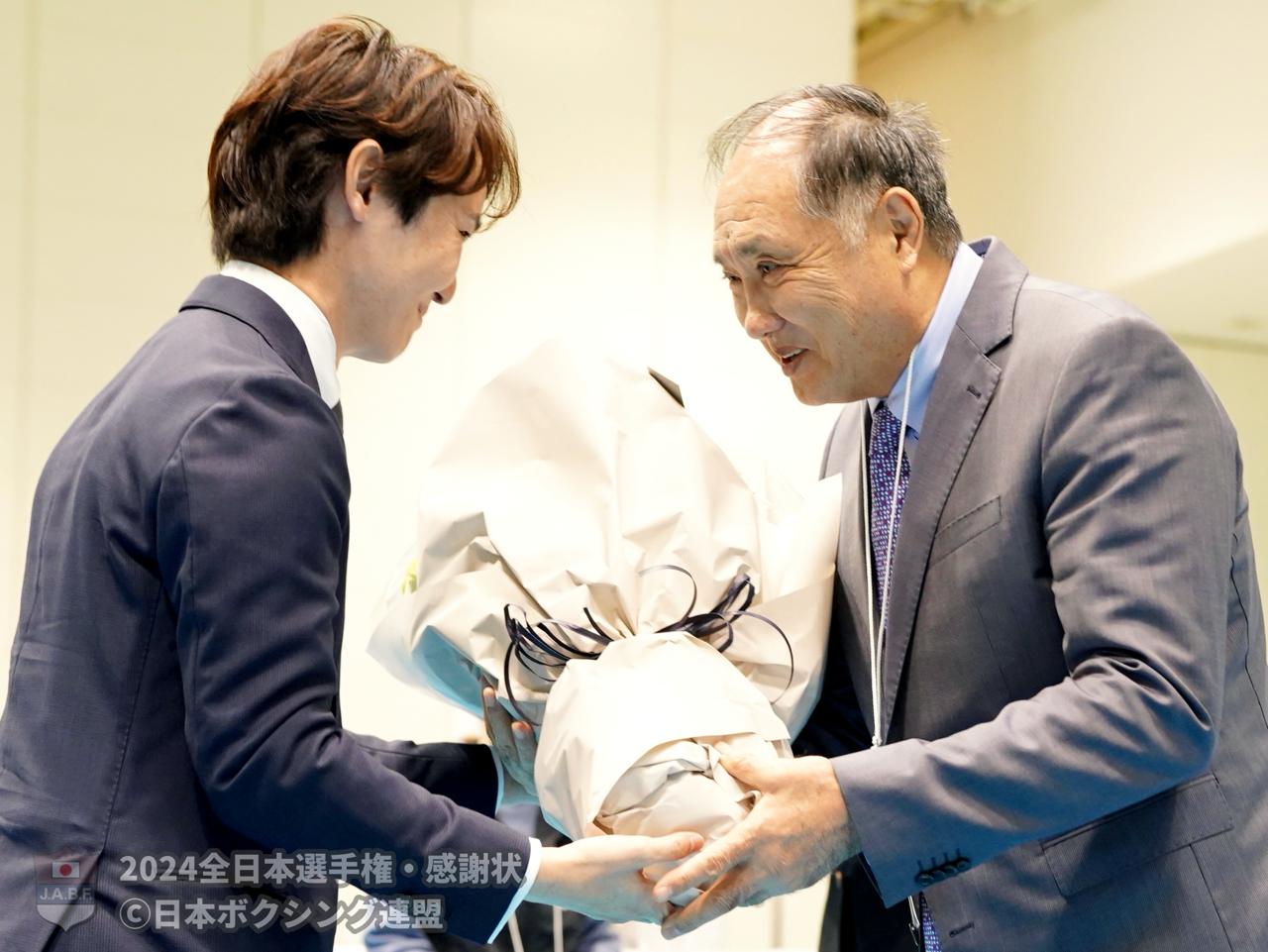 Japanska bokserska federacija organizovala je oproštajnu ceremoniju za legendarnog gospodina Vladimira Šina koji se penzionisao u dobi od 70 godina