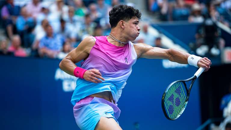 Dok Shelton nije odgovarao svojim 2023 hard court major rezultate ove godine, levak je poboljšao svoje nastupe na Rolan Garosu (treće kolo) i Vimbldonu (četvrto kolo).