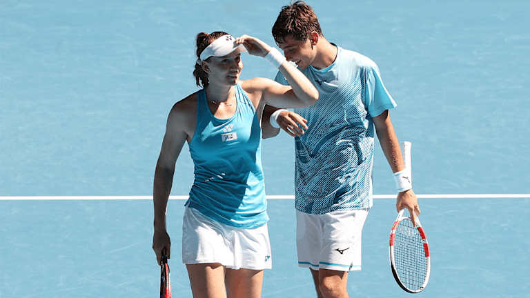 Ribakina partner Aleksandar Ševčenko za dramatičnu pobedu mešovitih dublova u Pertu, pobedivši Španac Ivonne Cavalle-Reimers i Pablo Carreno Busta u meču tiebreak.