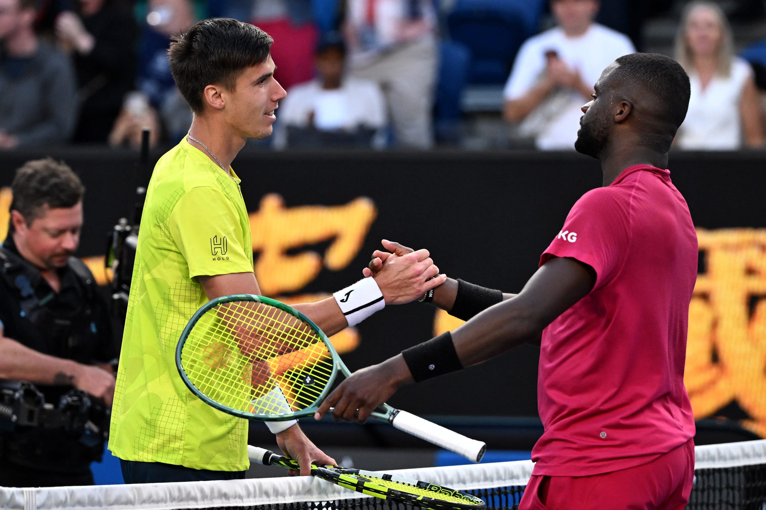 Fransis Tiafoe ide 0:10 na brejk lopte u 4. setu, pada od Fabijana Marozsana u AO odlučujućem setu