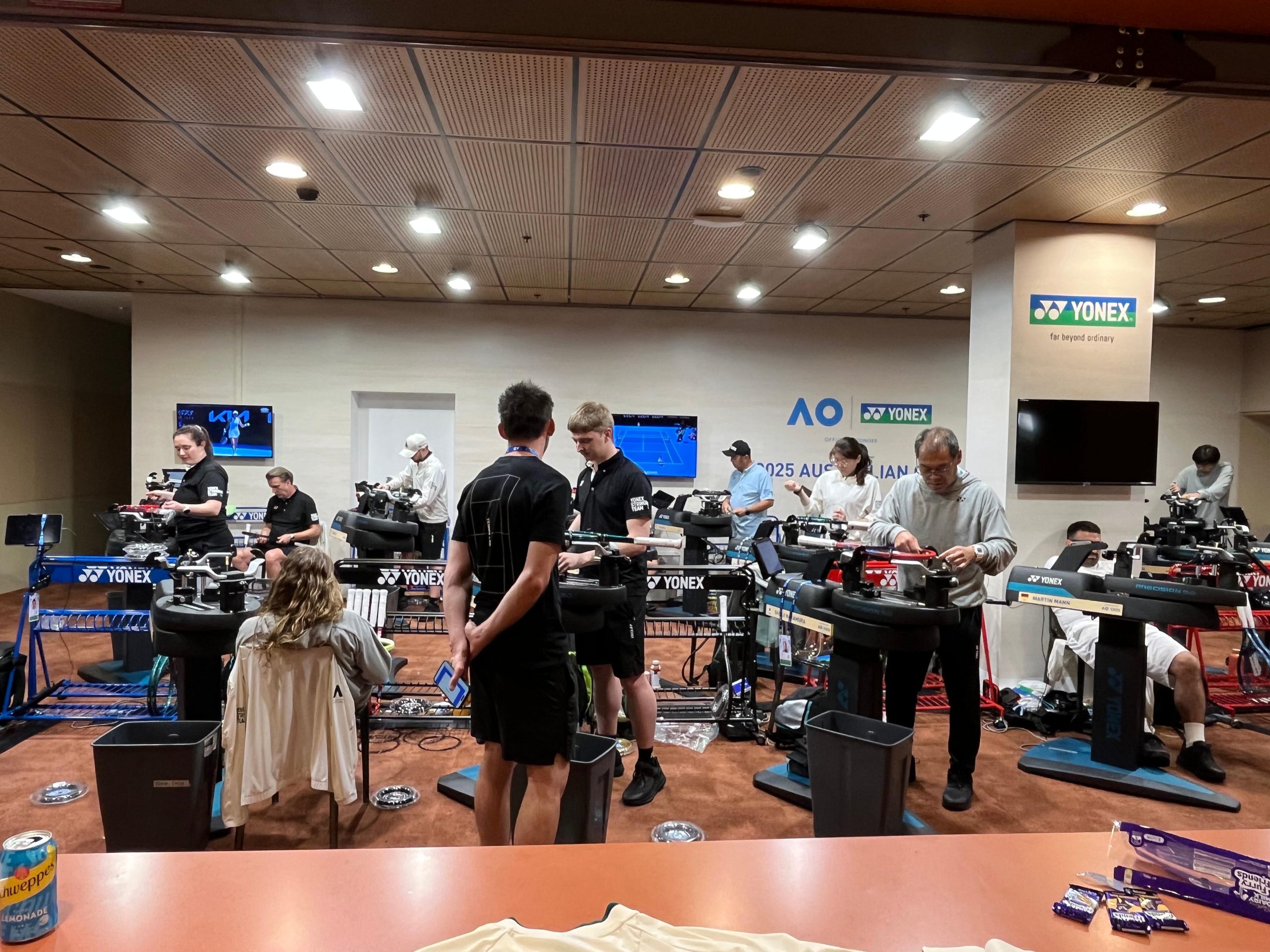 Preciznost zadovoljava pritisak unutar Australian Open stringing sobi