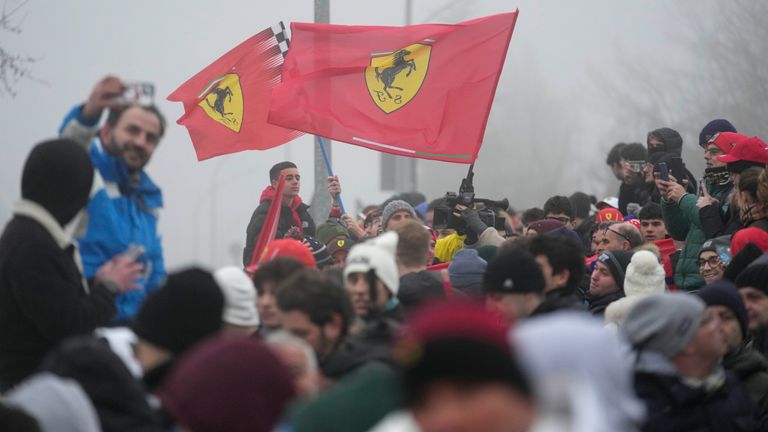 Ljudi se okupljaju ispred staze Ferarija dok čekaju britanskog vozača Luisa Hamiltona koji bi trebalo da testira Ferari Formulu 1 SF-23, u Fioranu Modeneseu, Italija, u sredu, 22. januara 2025. godine. (AP Photo/Luca Bruno)