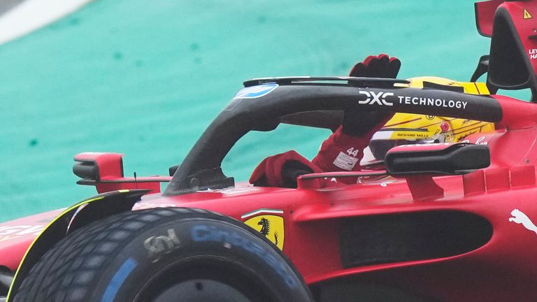 Britanski vozač Luis Hamilton maše navijačima dok upravlja Ferrari Formula 1 SF-23 na Ferrarijevoj privatnoj test stazi, u Fiorano Modenese, Italija, u sredu, 22. januara 2025. godine. (AP Photo/Luca Bruno)