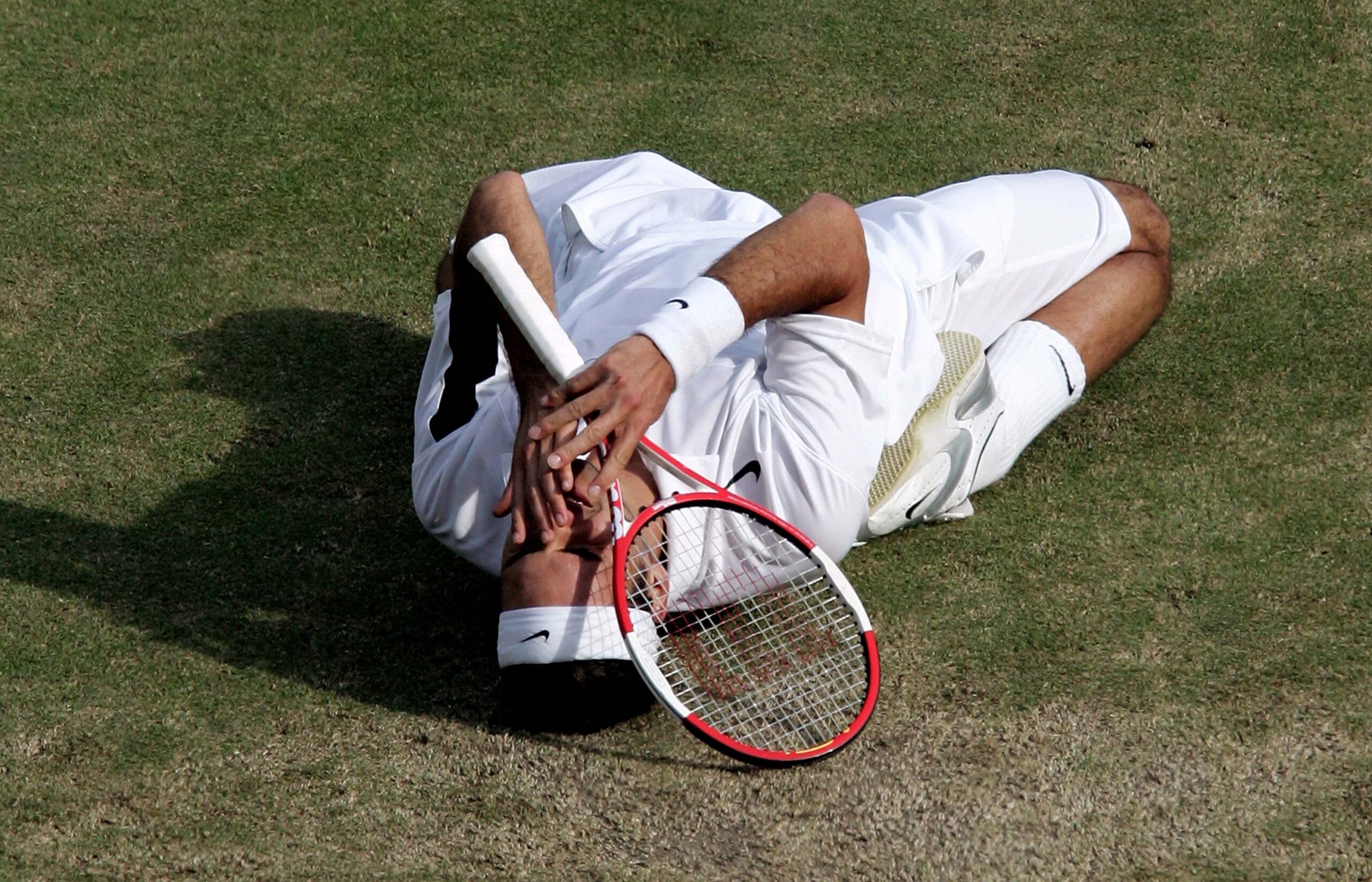 Rodžer Federer je Vimbldon pobednički reket trenutno na aukciji