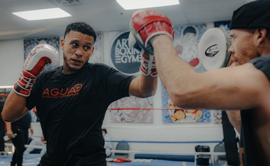 Benavidez kaže da se Canelo plaši da se bori