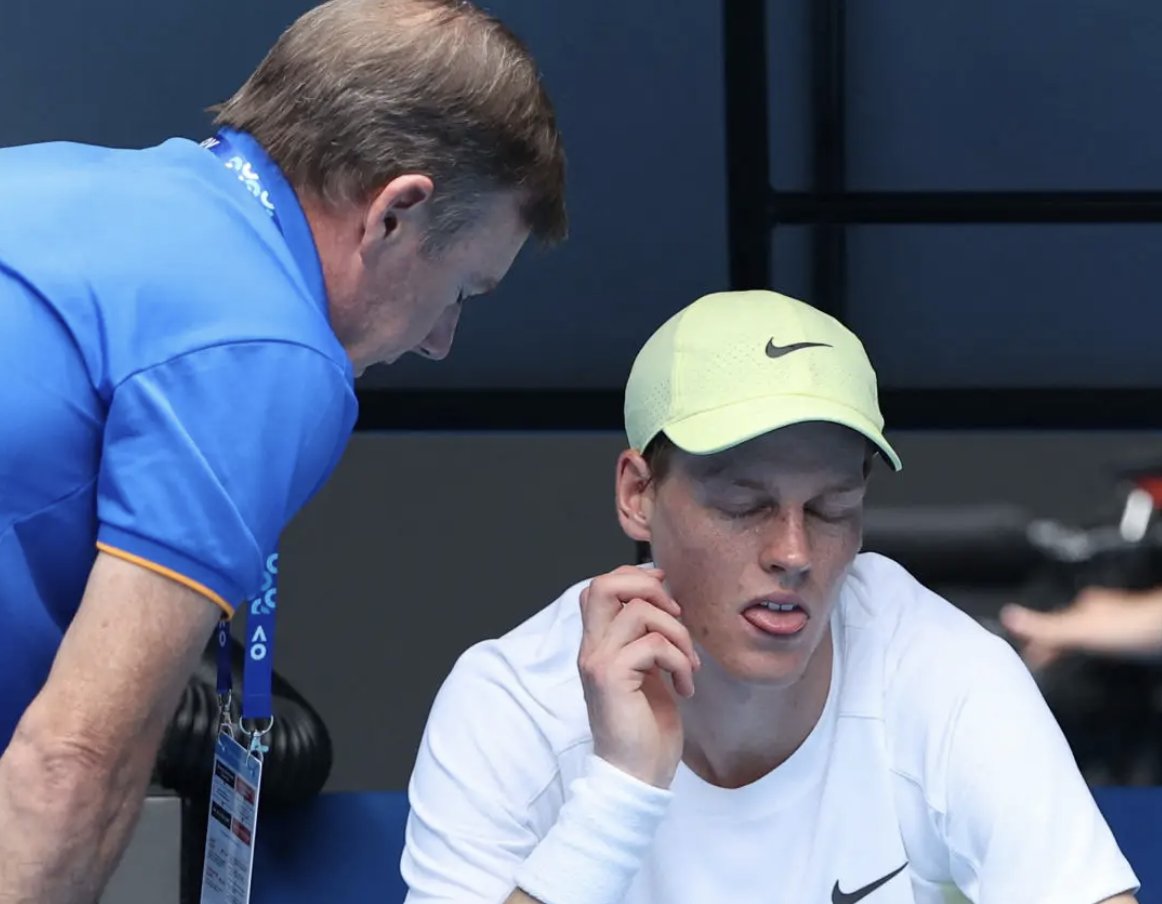 Fizioterapeut razgovara sa Sinnerom.