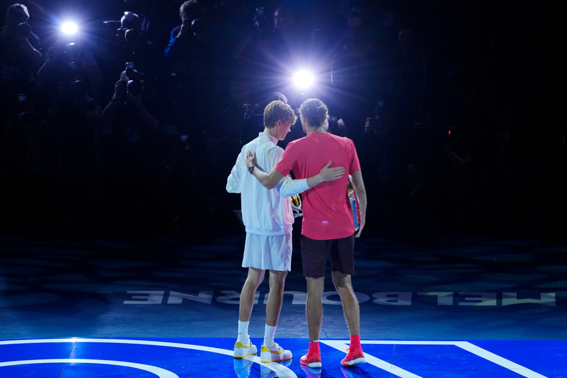 Grešnik i Zverev poziraju zajedno nakon ceremonije dodele trofeja.