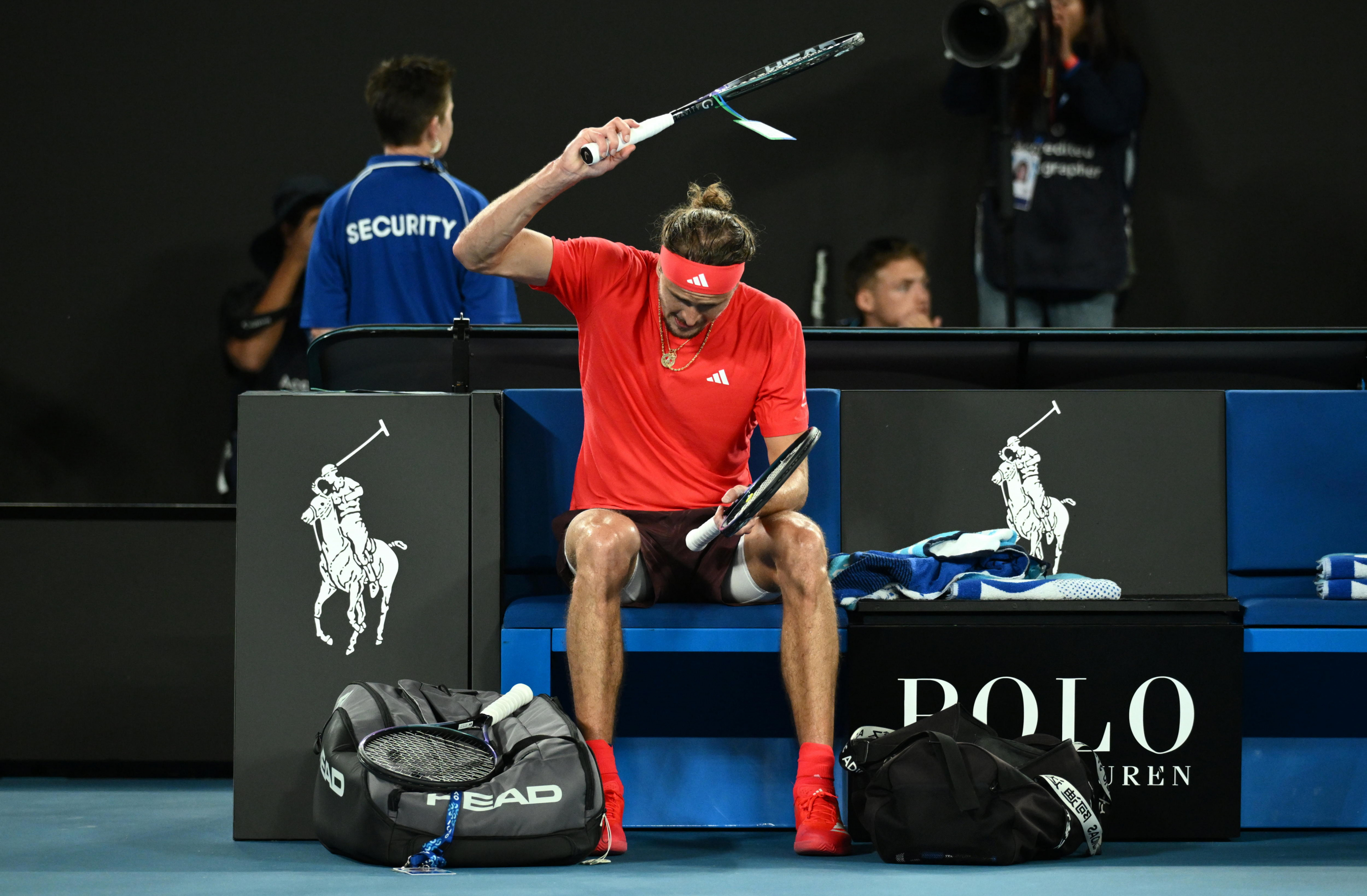 Zverev to plaća reketom.