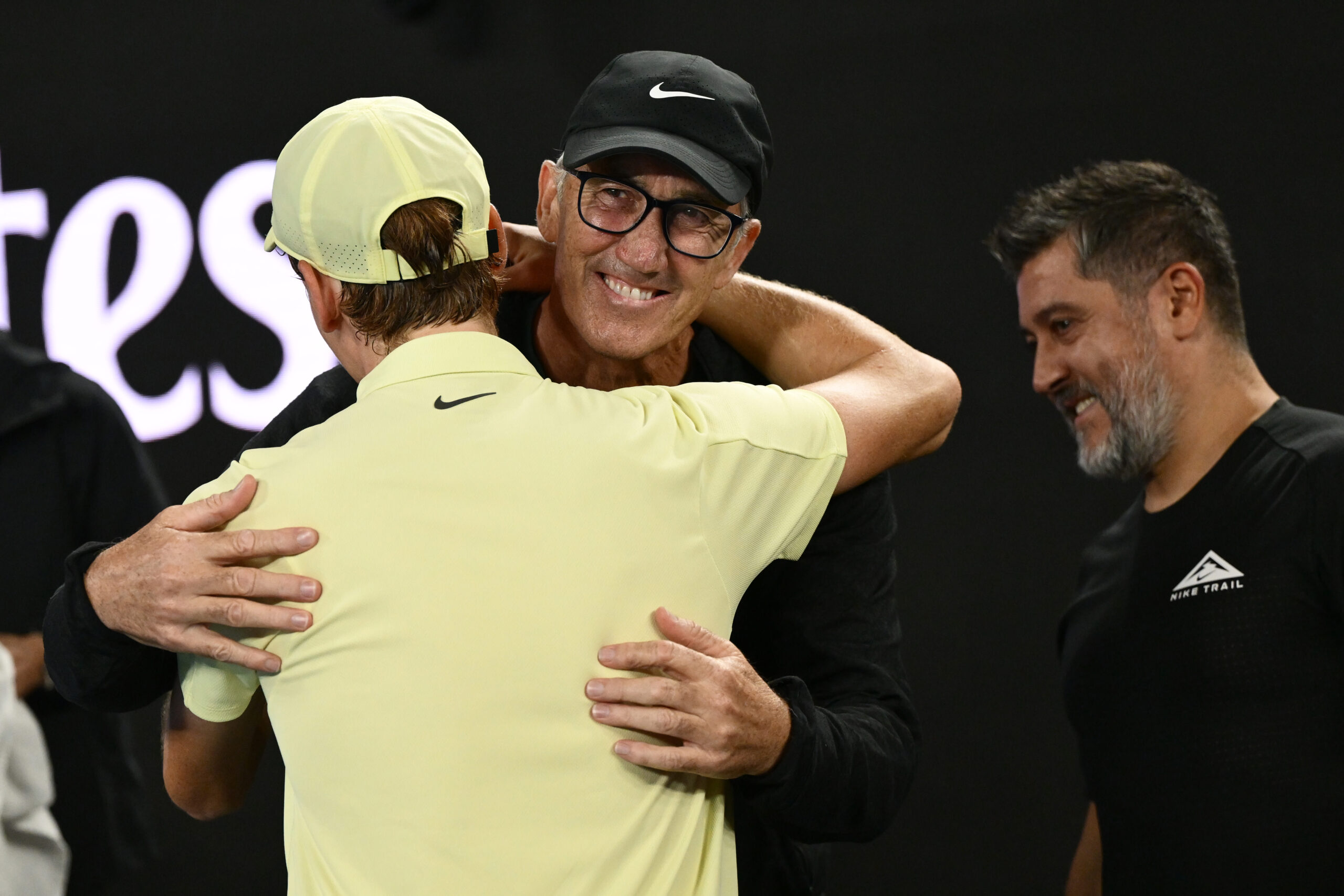 Jannik Siner isporučuje slatki ispraćaj treneru Darrenu Cahillu nakon pobede na Otvorenom prvenstvu Australije