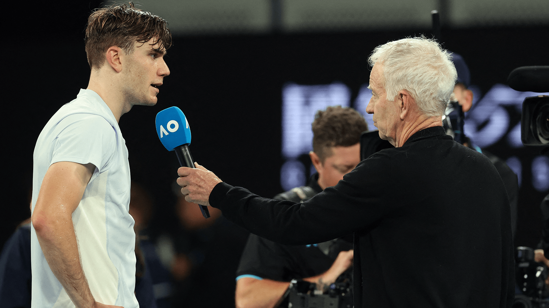 John McEnroe pozdravlja Jack Draper posle 4:35 povratak preko Thanasi Kokkinakis na Australian Open