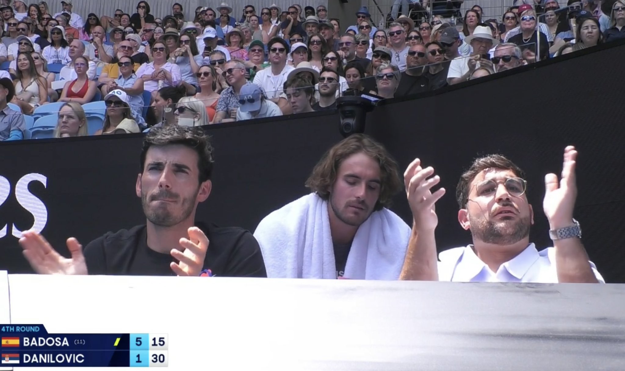 Tsitsipas, na klupi Badosa.
